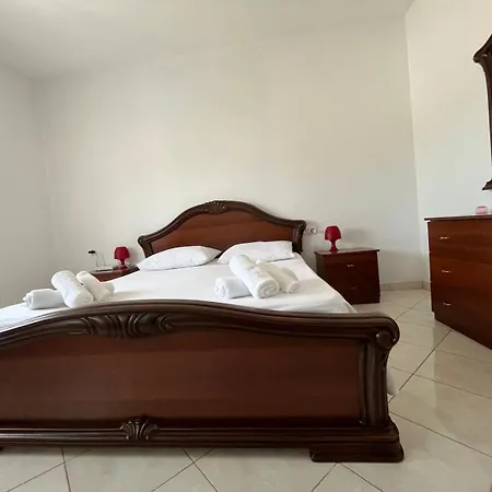Apartment Grazioso Bilocale Con Veranda Tirana